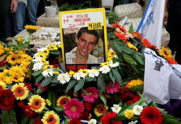 Des fleurs déposées sur la tombe du lieutenant Hadar Goldin, tué au cours de la guerre de six semaines à Gaza en 2014, lors de ses funérailles au cimetière militaire de Kfar Saba, le 11 novembre 2025 en Israël