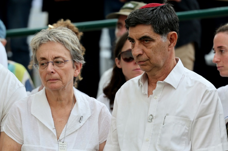 Leah Goldin (g) et Simha Goldin, les parents du lieutenant Hadar Goldin, tué au cours de la guerre de six semaines à Gaza en 2014, assistent à ses funérailles dans un cimetière militaire de Kfar Saba, le 11 novembre 2025 en Israël