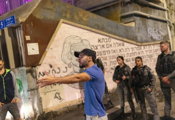 L'influenceur d'extrême droite Mordechai David tentant de bloquer l'accès à une réunion d'une liste arabe pour les législatives à Tel-Aviv, le 5 octobre 2026