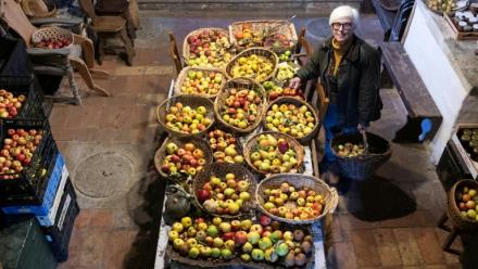 L'agronome italienne Isabella Dalla Ragione pose dans une petite église où elle entrepose des fruits cultivés par sa fondation à but non lucratif Archeologia Arboreas, à San Lorenzo di Lerchi, un hameau de Città di Castello, en Italie, le 7 novembre 2025