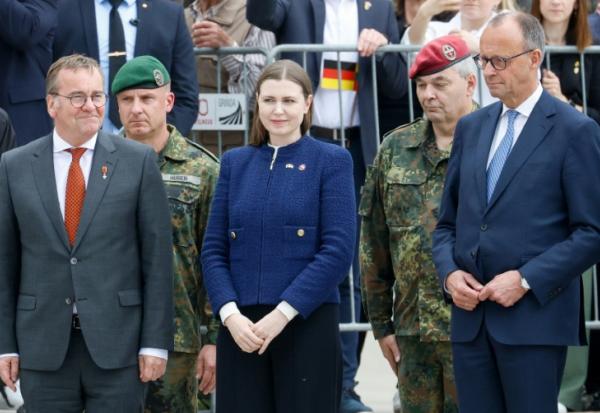 Le chancelier allemand Friedrich Merz (à droite), et son ministre de la Défense Boris Pistorius (à gauche), aux côtés de la ministre de la Défense de la Lituanie Dovile Sakaliene à Vilnius, le 22 mai 2025.