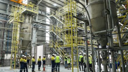 Des employés de la société minière australienne Lynas lors d'une visite des installations, le 8 avril 2026 à Gebeng, dans l'est de la Malaisie