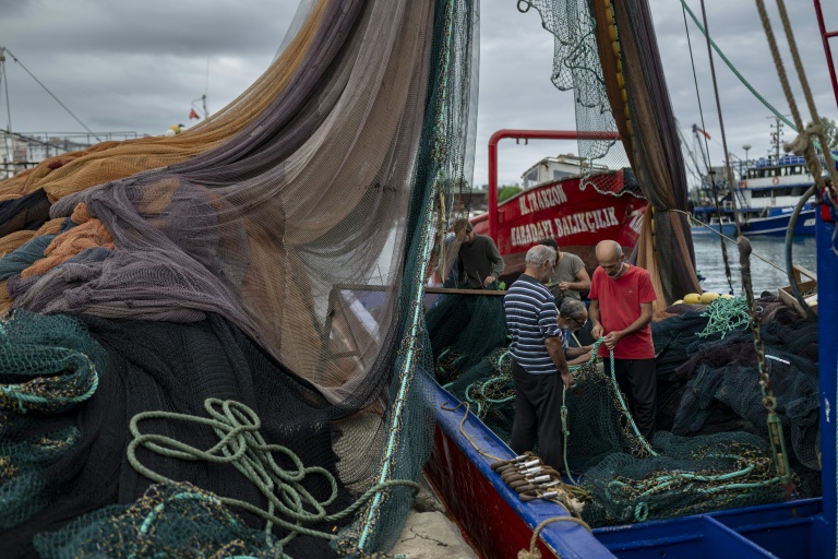 Des pêcheurs préparent les filets avant de partir en mer à Trabzon en Turquie le 15 septembre 2026