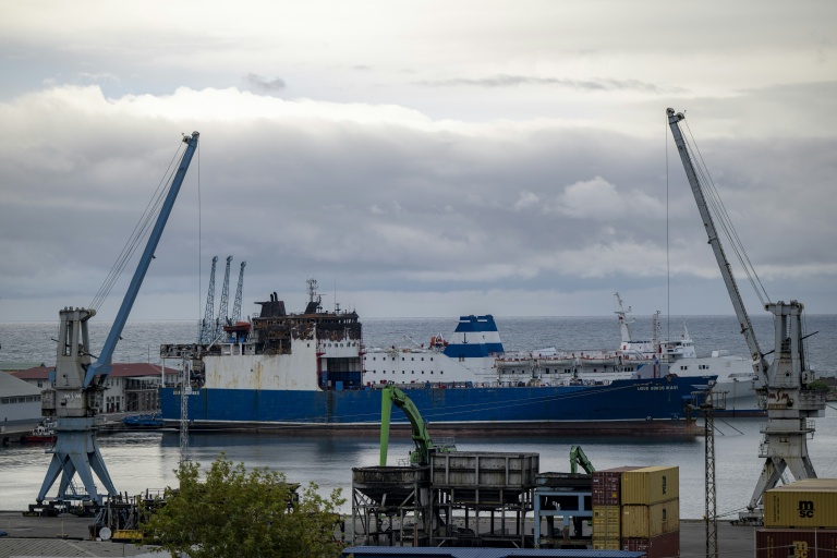 Le porte-conteneurs turc endommagé Lider Bordo Mavi, à quai au port de Trabzon après avoir été attaqué près du port russe de Touapsé, le 15 septembre 2026, en Turquie
