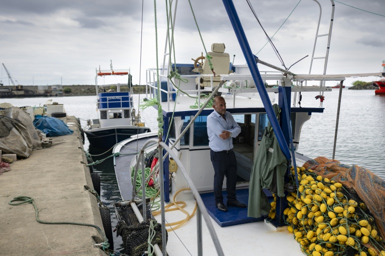Mustafa Yilmaz, responsable local de la zone où vivent les pêcheurs du Duru 67, à bord de son bateau de pêche à Trabzon en Turquie le 14 septembre 2026