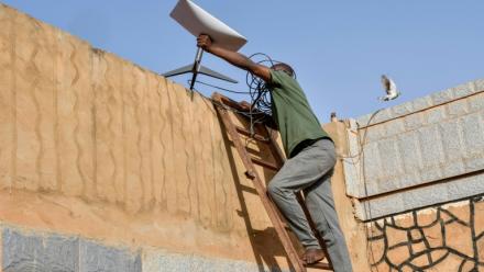 Pose d'une antenne Starlink, à Niamey, le 22 janvier 2022