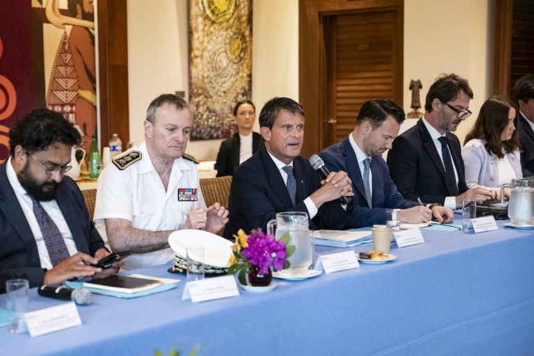 Le ministre des Outre-mer Manuel Valls (C), le Haut commissaire de la République en Nouvelle-Calédonie Jacques Billant (à sa droite), lors d'une rencontre avec les responsables provinciaux et les maires du territoire, le 20 août 2025 à Nouméa