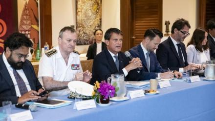 Le ministre des Outre-mer Manuel Valls (C), le Haut commissaire de la République en Nouvelle-Calédonie Jacques Billant (à sa droite), lors d'une rencontre avec les responsables provinciaux et les maires du territoire, le 20  août 2025 à Nouméa
