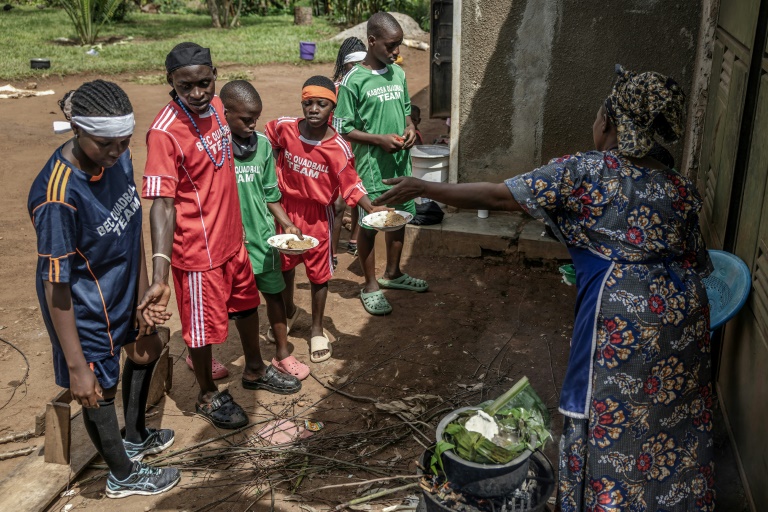 Collation en marge d'un entraînement de Quidditch, à Katwadde, en Ouganda, le 6 janvier 2026
