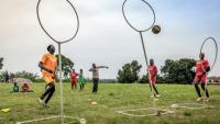 Entraînement de "Quidditch", le sport de Harry Potter, renommé "quadball", à Katwadde, en Ouganda, le 8 janvier 2026