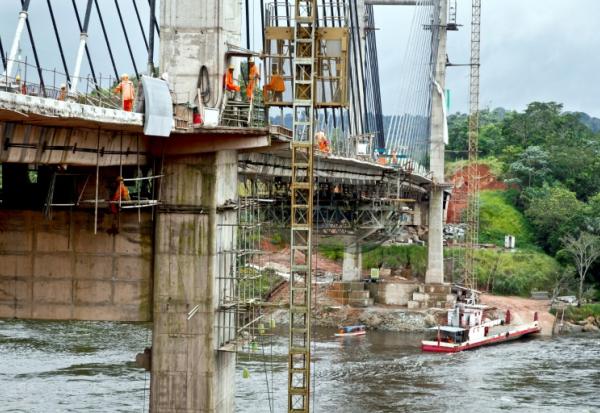 Des ouvriers travaillent sur le chantier du pont routier de l’Oyapock, à Saint-Georges-de-l’Oyapock, en Guyane, le 30 mai 2011