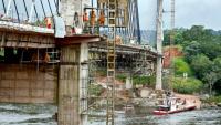Des ouvriers travaillent sur le chantier du pont routier de l’Oyapock, à Saint-Georges-de-l’Oyapock, en Guyane, le 30 mai 2011