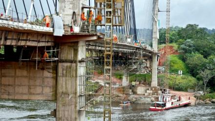 Des ouvriers travaillent sur le chantier du pont routier de l’Oyapock, à Saint-Georges-de-l’Oyapock, en Guyane, le 30 mai 2011