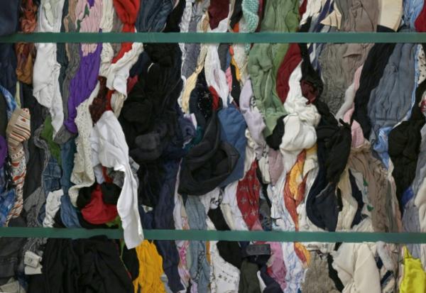 En pleine crise de la filière, une campagne incite à déposer tous les textiles usagés en bornes