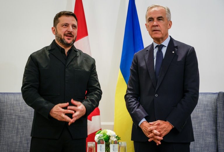 Le Premier ministre candien Mark Carney, à droite, reçoit le président ukrainien Volodymyr Zelensky à Calgary, au Canada, le 10 septembre 2026