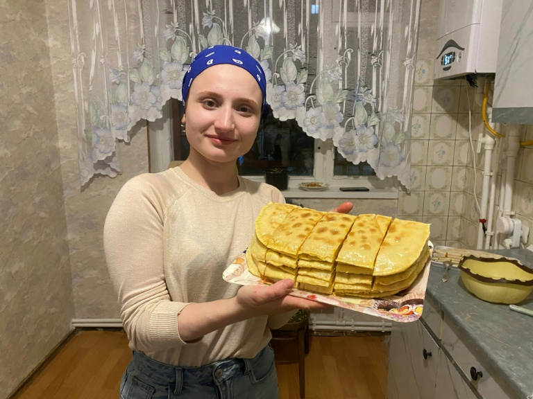 Photo diffusée le 27 janvier 2026 par une source connue de l'AFP montrant Aïchat Baïmouradova, le 1er mars 2025, présentant un plat traditionnel tchétchène qu'elle a préparé dans un endroit non divulgué en Arménie, où elle s'était réfugiée après avoir subi des violences familiales en Tchétchénie
