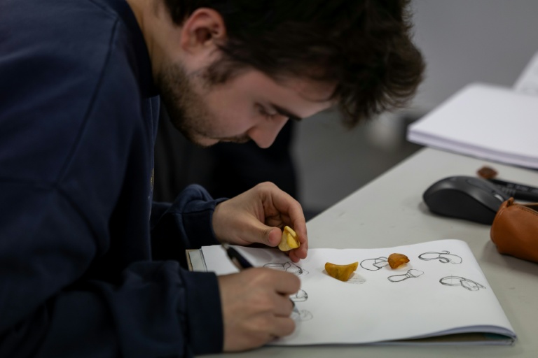 Un étudiant en joaillerie à l'Académie des Beaux-Arts de Gdansk, le 10 mars 2026 à Gdansk, en Pologne 