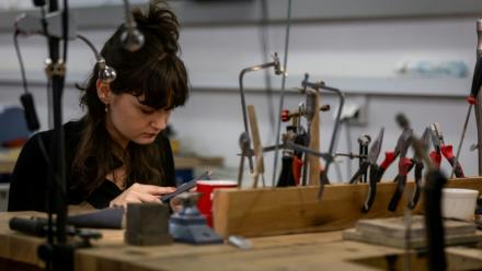 Une étudiante en joaillerie, le 10 mars 2026 à Gdansk, en Pologne 