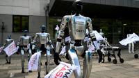 Munis de drapeaux, des robots manifestent devant le ministère polonais du Numérique, à Varsovie, pour demander l'encadrement de l'intelligence artificielle (IA) dans le monde du travail, le 7 septembre 2026