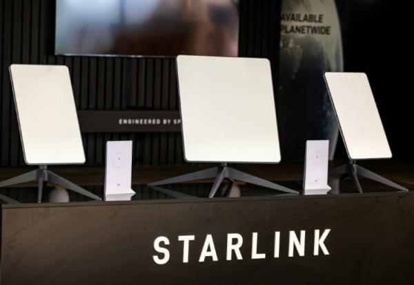 Des antennes satellites Starlink exposée lors d'une foire à Berlin, le 31 août 2023