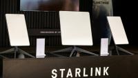 Des antennes satellites Starlink exposée lors d'une foire à Berlin, le 31 août 2023