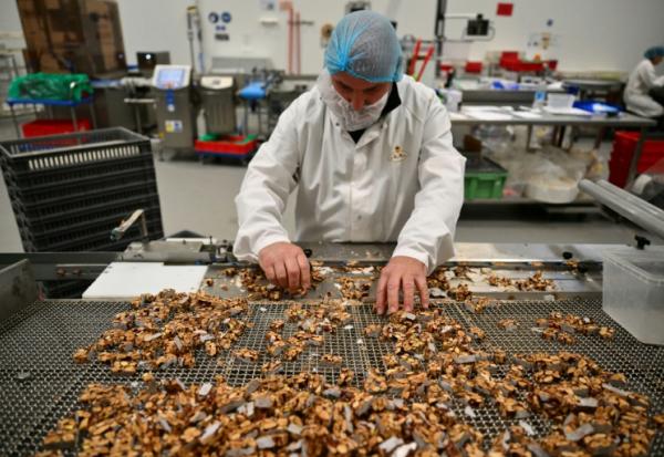 La fabrication de calissons dans l'atelier de production du Roy René à Aix-en-Provence, dans les Bouches-du-Rhône, le 18 novembre 2025