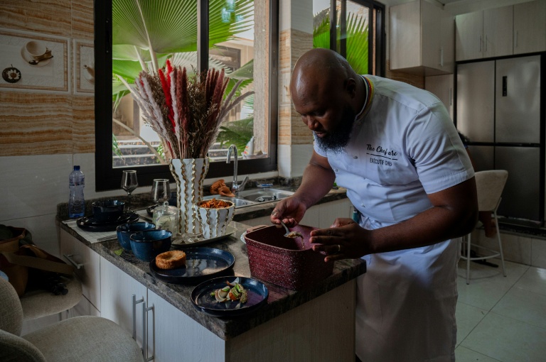 Le chef congolais Archi Dimosi dresse l'une de ses spécialités, le 17 mai 2026 à Kinshasa, en RDC