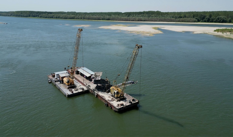 Vue aérienne de deux dragueuses déployées pour approfondir le chenal navigable du Danube en raison de son faible niveau près du village de Cochirleni, le 12 août 2026 en Roumanie