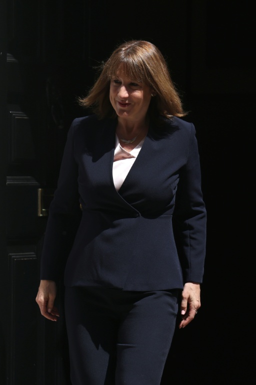 La ministre britannique des Finances, Rachel Reeves, quitte le 11 Downing Street, dans le centre de Londres, le 24 juin 2026