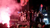 Des partisans de l'opposition célébrant sa victoire à Nis, en Serbie, dans la nuit du 25 au 26 octobre.
