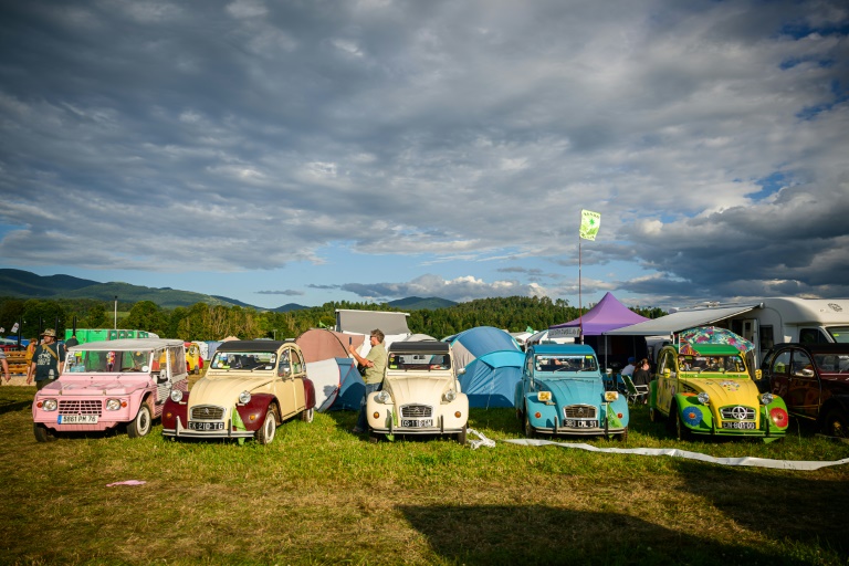 Des 2CV du constructeur français Citroën rassemblées à Postojna en Slovénie, le 30 juillet 2025