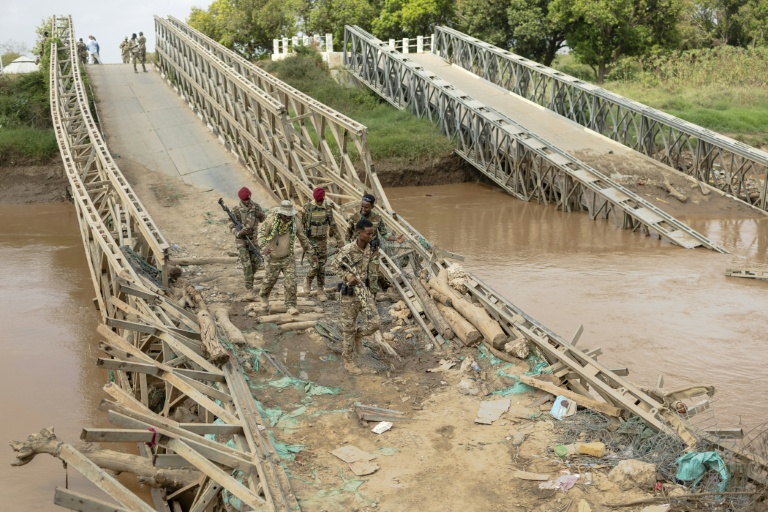 Des soldats de l'armée nationale de Somalie (SNA) sur un pont enjambant le fleuve Shabelle, détruit par les rebelles islamistes somaliens shebab, près de la localité de Bariire, le 11 novembre 2025