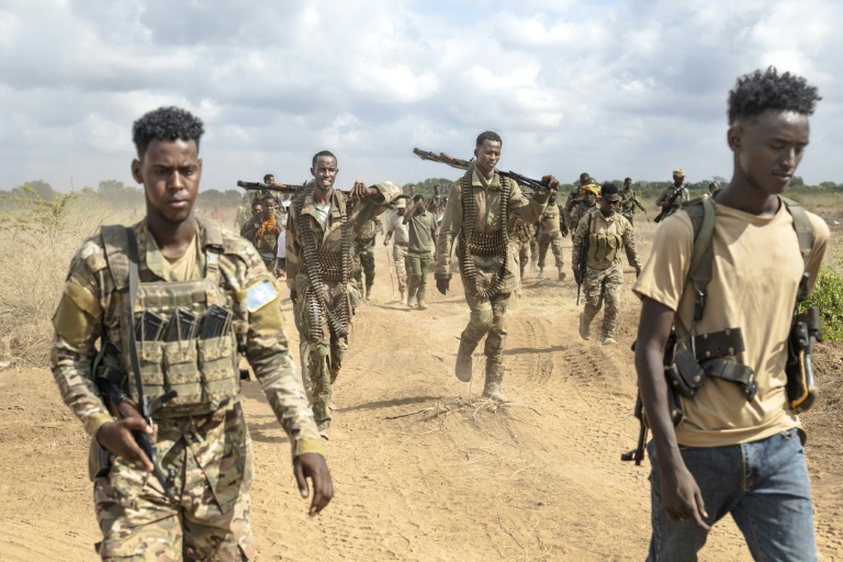 Des soldats de l'Armée nationale somalienne (SNA) près des lignes de front à Sabiid, une des localités récemment reprises aux rebelles islamistes shebab, le 11 novembre 2025