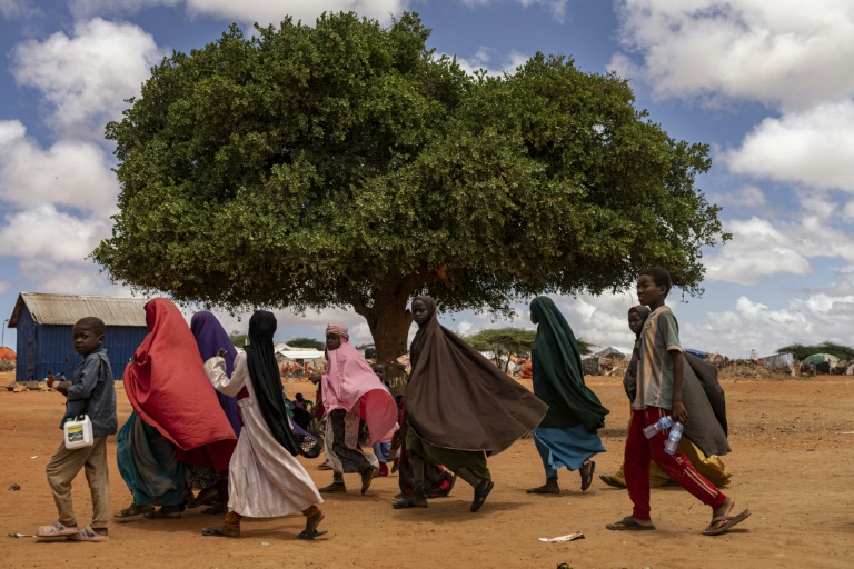 Des élèves somaliens déplacés rentrent chez eux après l'école dans un camp pour personnes déplacées à l'intérieur du pays, à la périphérie de Kismayo, le 21 avril 2026