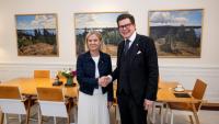 Le chef du Parlement suédois Andreas Norlén reçoit la cheffe des sociaux-démocrates Magdalena Andersson, à Stockholm, le 18 septembre 2026