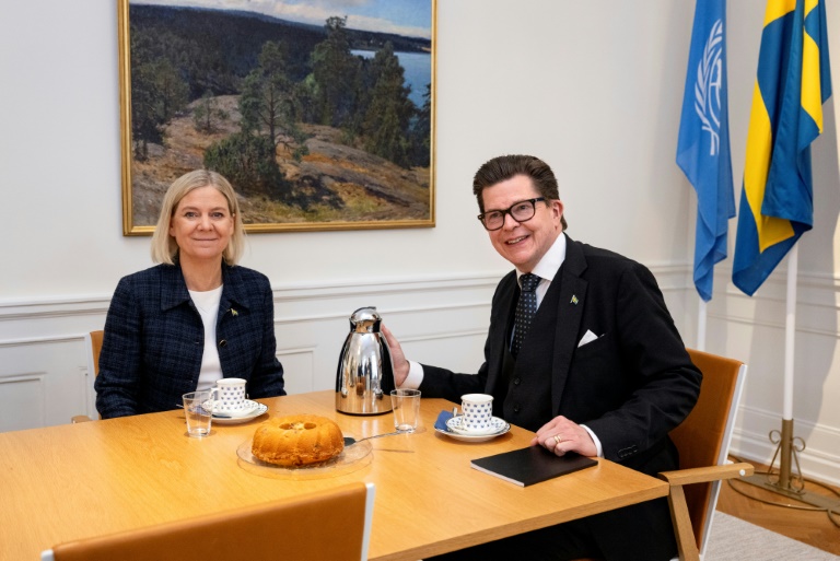 Le chef du Parlement suédois Andreas Norlén  (à droite) reçoit la cheffe des sociaux-démocrates Magdalena Andersson, à Stockholm, le 18 septembre 2026