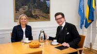 Le chef du Parlement suédois Andreas Norlén  (à droite) reçoit la cheffe des sociaux-démocrates Magdalena Andersson, à Stockholm, le 18 septembre 2026