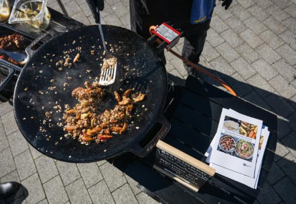 Préparation d'un plat à Hägersten, au sud de Stockholm, lors d'une initiative visant à sensibiliser aux repas qui peuvent être préparés dans des conditions d'état d'urgence, le 23 septembre 2025 en Suède