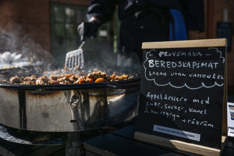 Préparation d'un plat au café Hitom à Hägersten, au sud de Stockholm, lors d'une initiative visant à sensibiliser aux repas qui peuvent être préparés dans des conditions d'état d'urgence, le 23 septembre 2025 en Suède