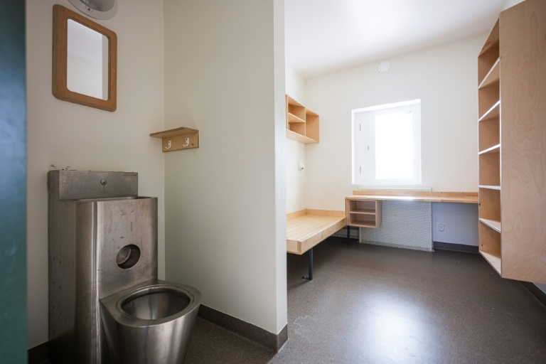 Une cellule de la prison de Rosersberg, au nord de Stockholm, le 4 mars 2026 en Suède
