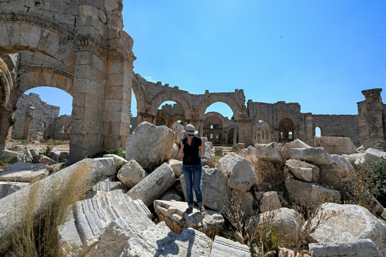 L'archéologue Micheline Kurdy, de l'Institut français du Proche-Orient (IFPO), viste les ruines de l'église Saint-Siméon, datant du Ve siècle, à une trentaine de kilomètres au nord-ouest d'Alep, dans le nord de la Syrie, le 18 juillet 2026
