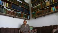 Mustafa Khaled Alwan devant sa bibliothèque, à son domicile à Homs, en Syrie, le 19 septembre 2026