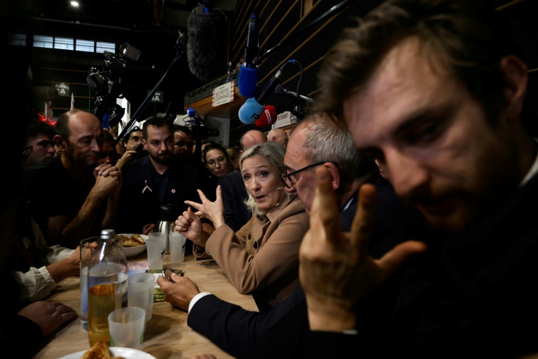 Marine Le Pen, candidate du RN à la présidentielle, parle avec des exposants lors de sa visite au Sommet de l'élevage à Cournon-d'Auvergne, le 7 octobre 2026 dans le Puy-de-Dôme