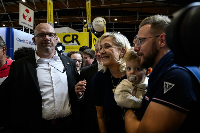 Marine Le Pen, candidate du RN à la présidentielle, salue des sympathisants lors de sa visite au Sommet de l'élevage à Cournon-d'Auvergne, le 7 octobre 2026 dans le Puy-de-Dôme