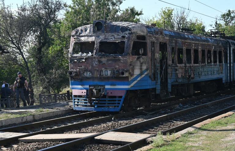 Dans la région de Kharkiv en Ukraine, un train de banlieue détruit par un tir de drone russe qui a fait un mort et huit blessés, le 18 septembre 2026