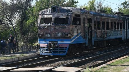 Dans la région de Kharkiv en Ukraine, un train de banlieue détruit par un tir de drone russe qui a fait un mort et huit blessés, le 18 septembre 2026