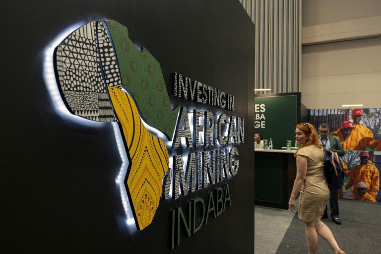 Des délégués déambulent dans le hall des exposants du Centre international de conventions du Cap (Afrique du Sud) lors de la 32e édition de l'African Mining Indaba, le 10 février 2026