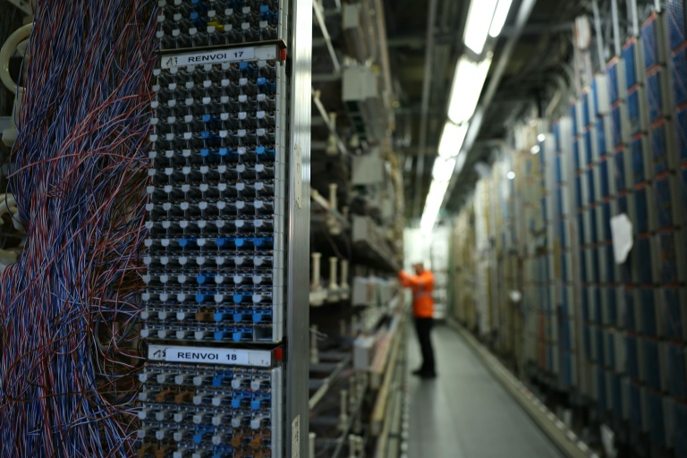 Photographie montrant un nœud de réseau à haut débit ADSL composé de fils de cuivre, dans une usine de la société française de télécommunications Orange à Guyancourt (France), à l'ouest de Paris, le 28 janvier 2025