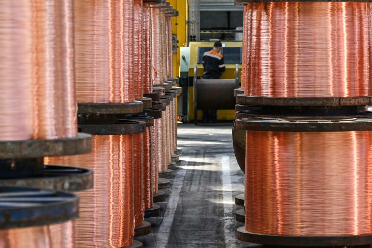 Un employé travaille près de bobines de fils de cuivre dans l'usine Nexans de Lens, dans le nord de la France, le 11 mai 2022