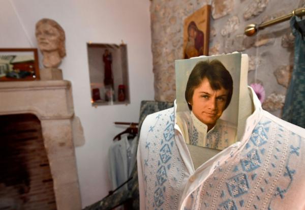 Une chemise portée par Claude François exposée dans sa maison-musée au Moulin de Dannemois où il a vécu de 1964 à 1978, à Dannemois dans l'Essonne